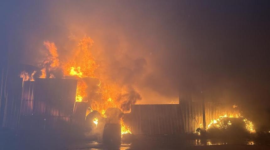 Uşak'ta ekstil deposu ve fabrikada yangın