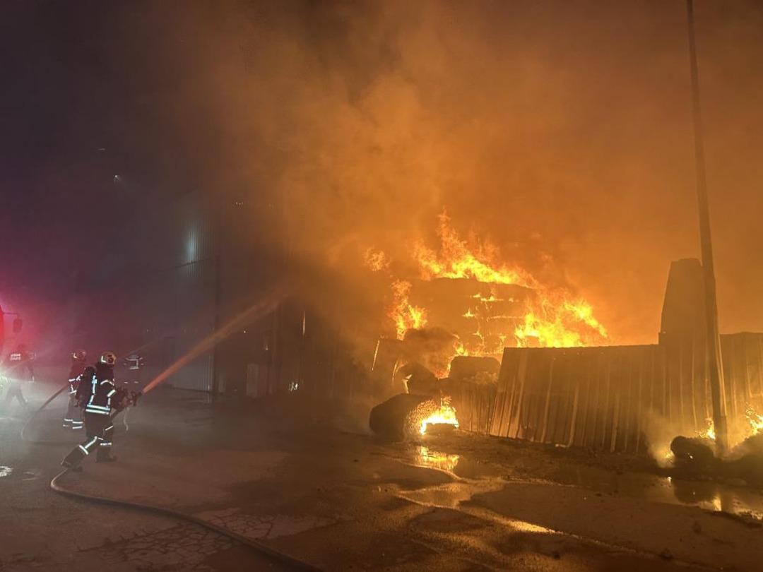 Uşak ta ekstil deposu ve fabrikada yangın 1