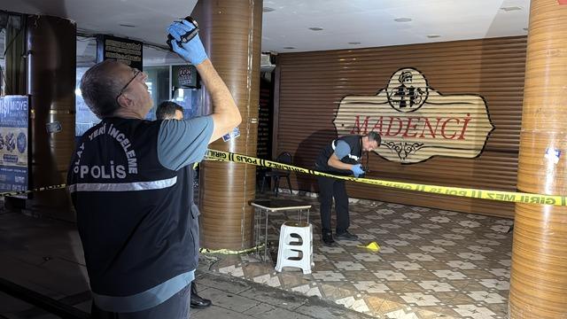 Adana da çay ocağına düzenlenen silahlı saldırıda 2 kişi yaralandı 2