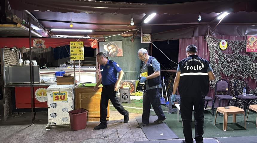 Adana'da çay ocağına düzenlenen silahlı saldırıda 2 kişi yaralandı