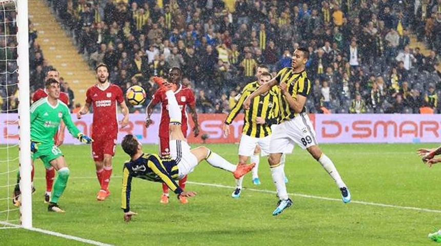 Soldado'nun ilk gol&uuml;ndeki karambol ma&ccedil;a damga vurdu