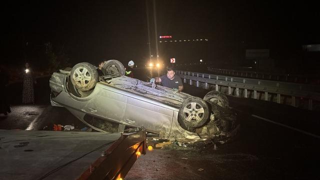 Bayburt ta refüje çarpıp devrilen otomobildeki 6 kişi yaralandı 1
