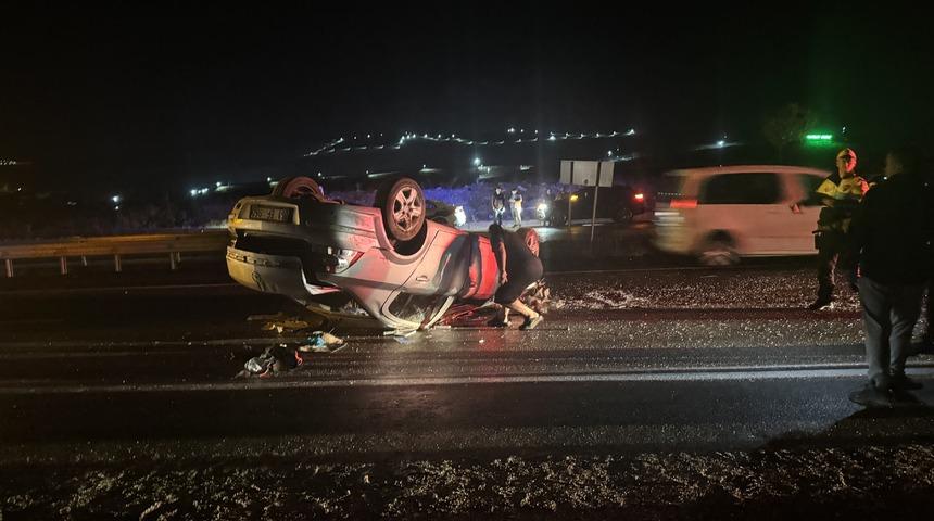 Bayburt'ta refüje çarpıp devrilen otomobildeki 6 kişi yaralandı