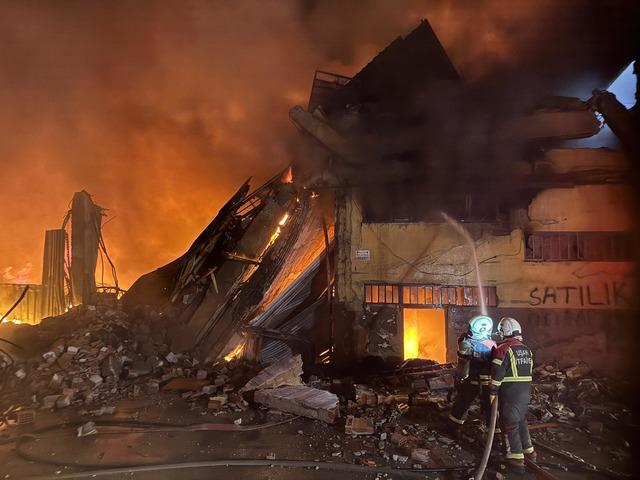 Uşak ta tekstil fabrikasında ve deposunda çıkan yangın kontrol altına alındı 3