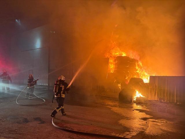 Uşak ta tekstil fabrikasında ve deposunda çıkan yangın kontrol altına alındı 2