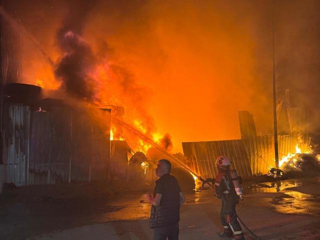 Uşak ta tekstil fabrikasında ve deposunda çıkan yangın kontrol altına alındı 1