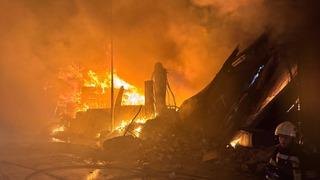 Uşak'ta tekstil fabrikasında ve deposunda çıkan yangın kontrol altına alındı