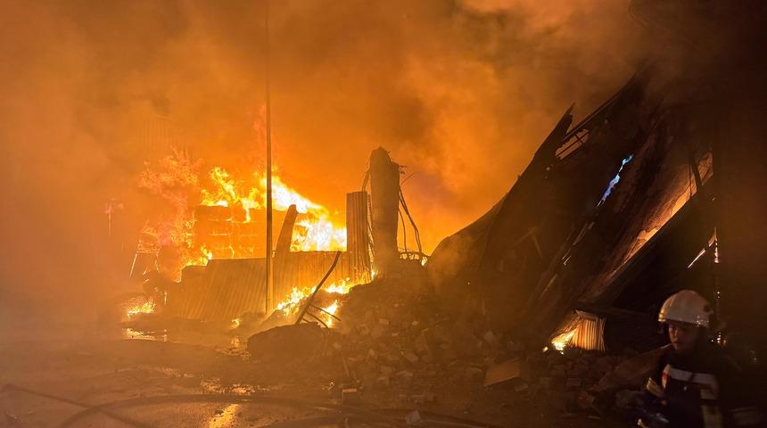 Uşak'ta tekstil fabrikasında ve deposunda çıkan yangın kontrol altına alındı