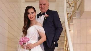 26 yaş küçük eşiyle tatil pozu olay oldu! Burak Sergen'in son haline yorum yağdı