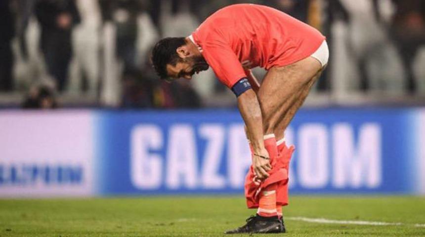 Ne yaptın Buffon! Şortunu &ccedil;ıkarıp taraftarlara attı