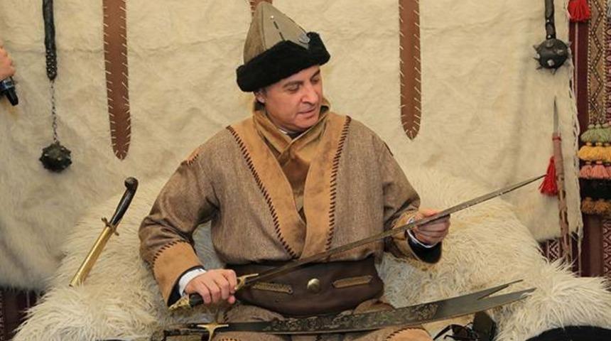 Fikret Orman kılı&ccedil; kuşandı