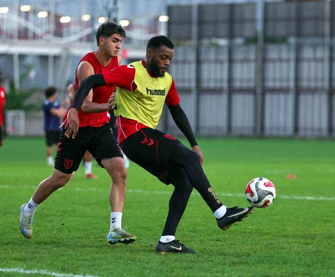 Samsunspor’un Konferans Ligi kadrosu belli oldu! Kırmızı beyazlılar yeni transfer Tanguy Coulibaly’i de listeye ekledi... 1