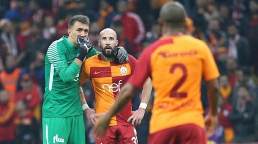  Galatasaray trib&uuml;nleri Latovlevici'yi ıslıkladı