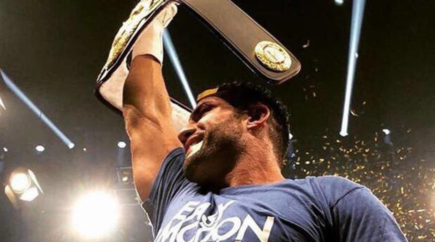 &Ouml;mer Manuel Charr d&uuml;nya şampiyonu oldu ve Cumhurbaşkanı Erdoğan'a teşekk&uuml;r etti