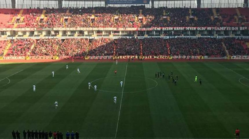 Eskişehirsporlu futbolculardan g&ouml;r&uuml;lmemiş protesto