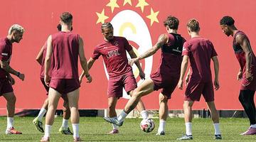 Galatasaray'da yaprak dökümü sürüyor! Sarı kırmızılı takımda Jankat Yılmaz ve Kazımcan Karataş için transfer iddiaları gündeme geldi...