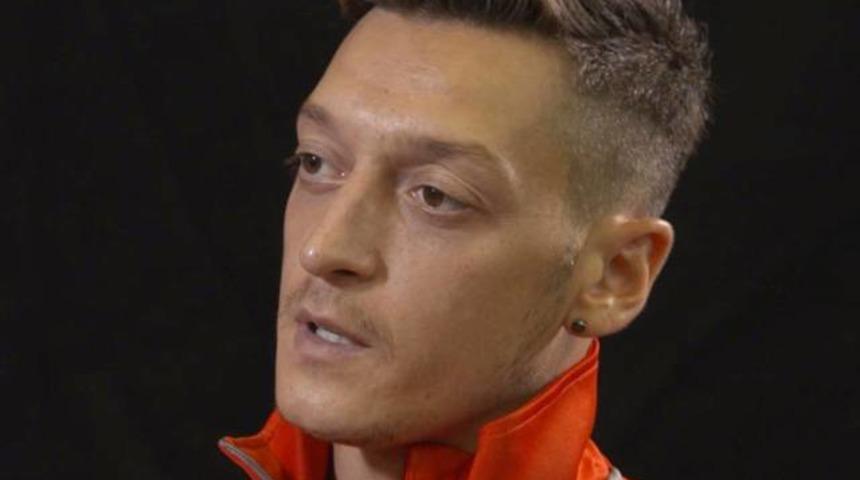 Arsene Wenger, Mesut Özil'in takımda kalacağını söyledi