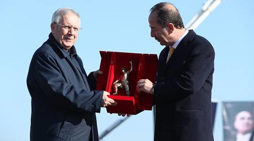 Aziz Yıldırım T&uuml;rk sporu ve futbolunun 'başpehlivanı' ilan edildi