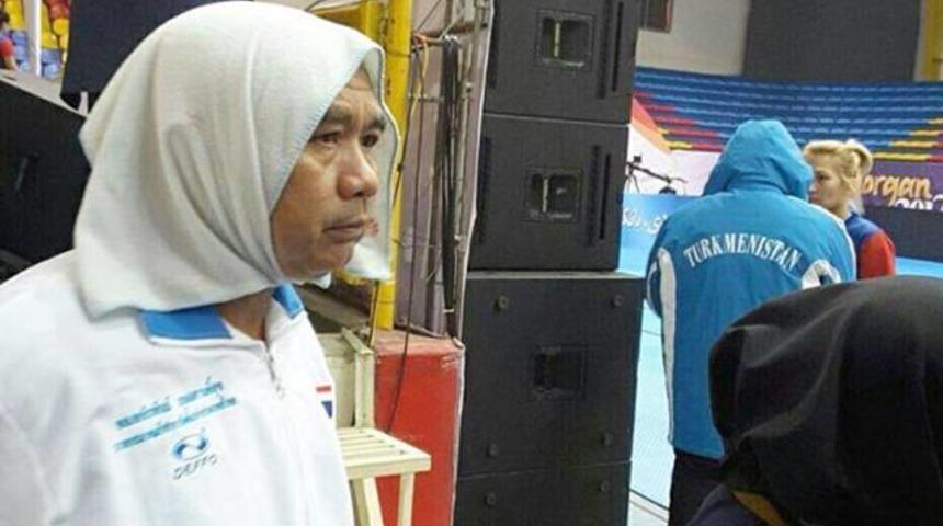 İran'da kadın takımının erkek hocası sahaya baş&ouml;rt&uuml;s&uuml;yle girdi