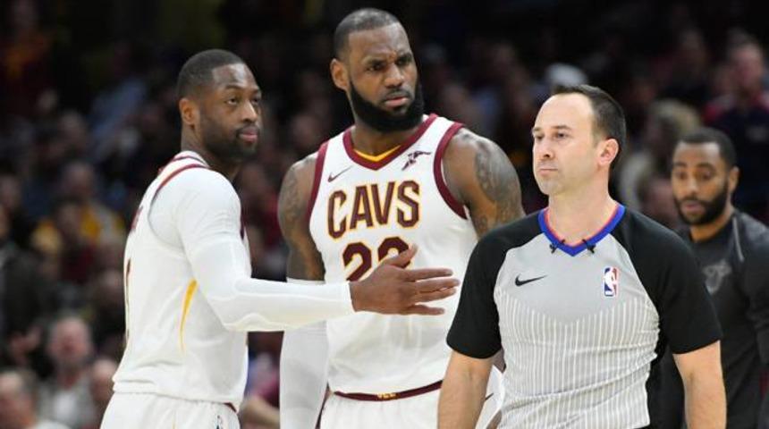 Lebron James hakemin &uuml;zerine y&uuml;r&uuml;d&uuml;