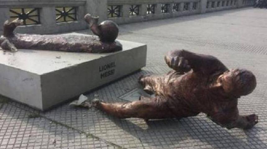 Lionel Messi'nin heykeline saldırı