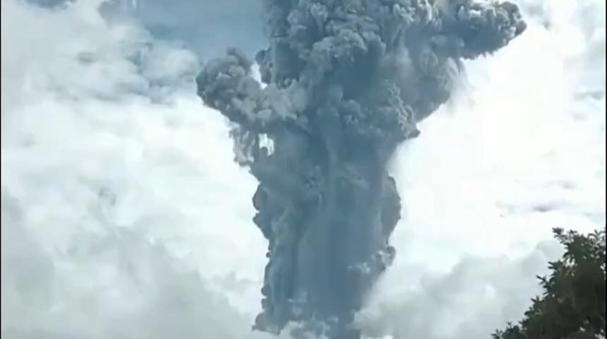 Semeru Yanardağı'nda 2 patlama! Küller 500 metre yükseldi