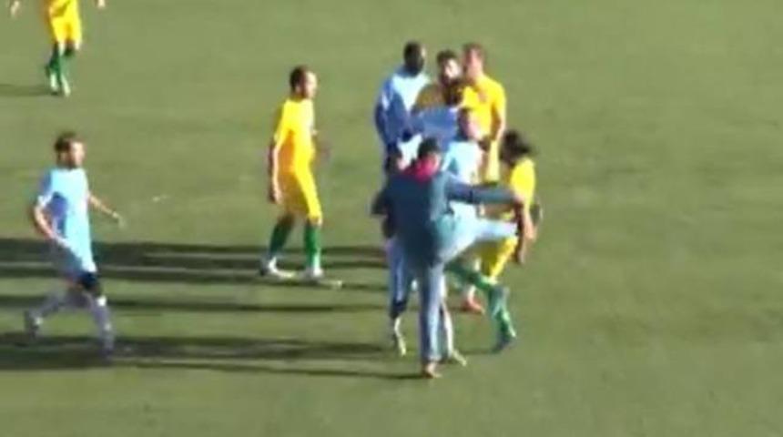 Sahaya girip futbolcuyu tekmeledi!