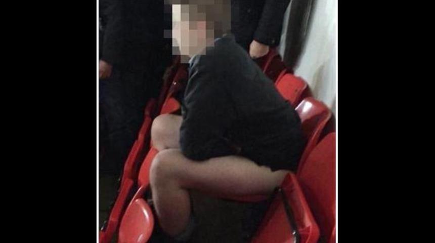 İğren&ccedil; taraftar trib&uuml;ne tuvaletini yaptı