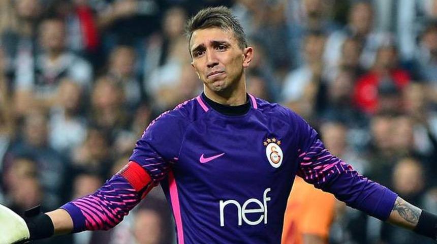 Muslera g&ouml;r&uuml;şme odasına...