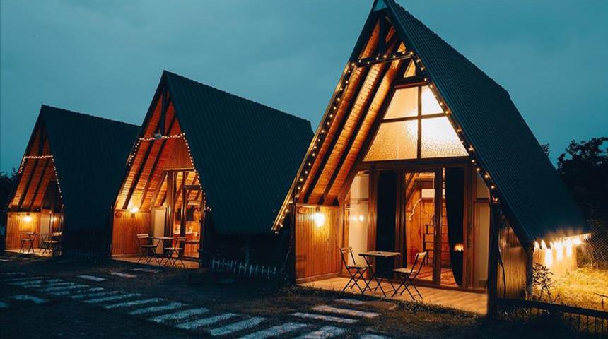 Aileleri ve çocukları kayda almışlardı... Yatak odası görüntülerini çeken Bungalovcular tahliye edildi