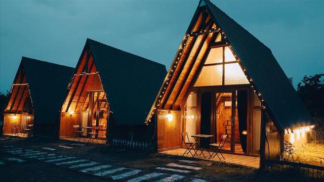 Aileleri ve çocukları kayda almışlardı... Yatak odası görüntülerini çeken Bungalovcular tahliye edildi