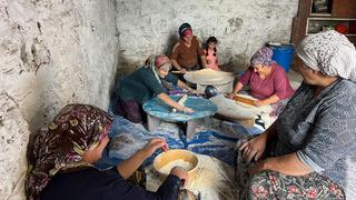 Kış hazırlıkları devam ediyor: İmece usulü erişteler hazırlanıyor...