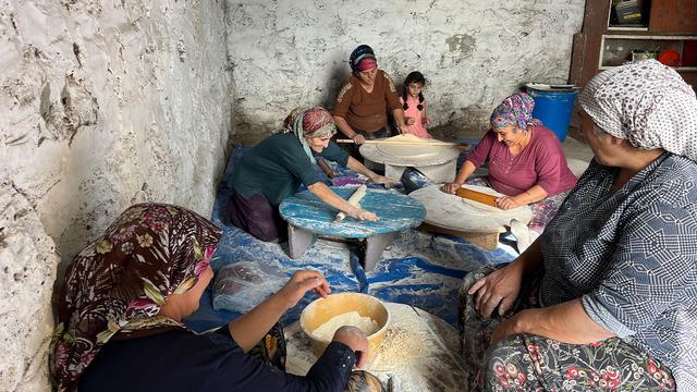 Kış hazırlıkları devam ediyor: İmece usulü erişteler hazırlanıyor...