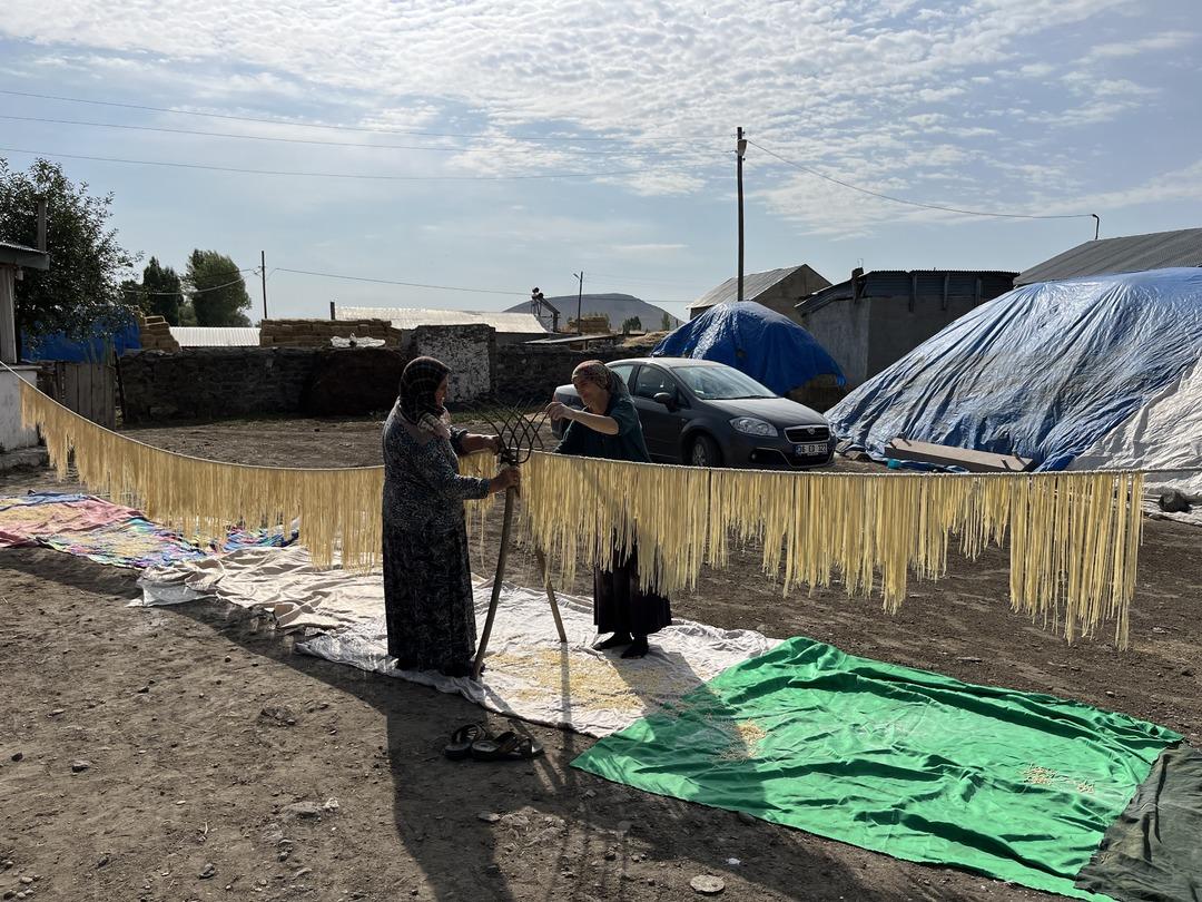 Kış hazırlıkları devam ediyor: İmece usulü erişteler hazırlanıyor... 1