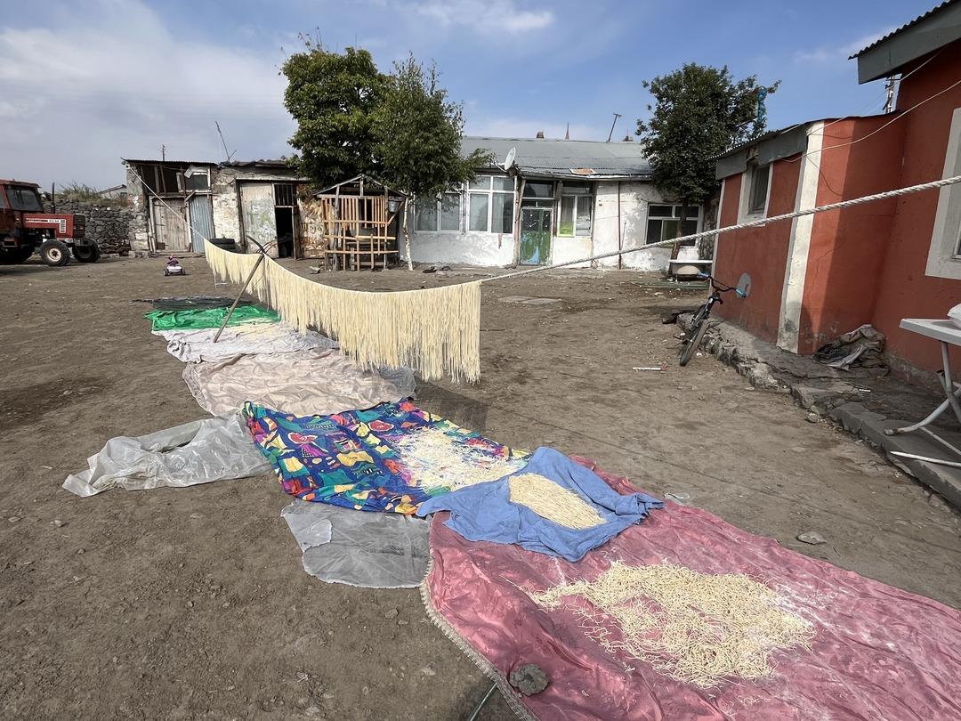 Kış hazırlıkları devam ediyor: İmece usulü erişteler hazırlanıyor... 2