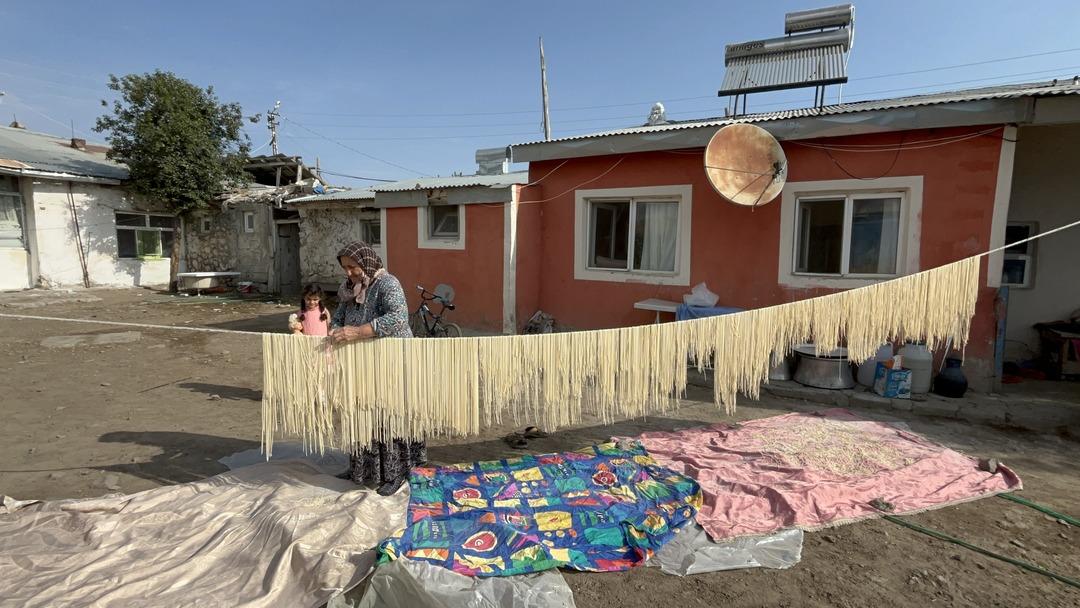 Kış hazırlıkları devam ediyor: İmece usulü erişteler hazırlanıyor... 3