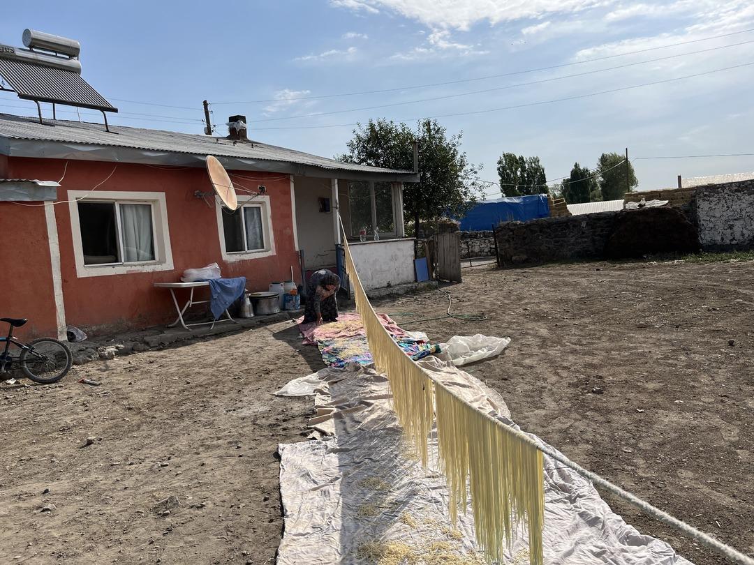 Kış hazırlıkları devam ediyor: İmece usulü erişteler hazırlanıyor... 4