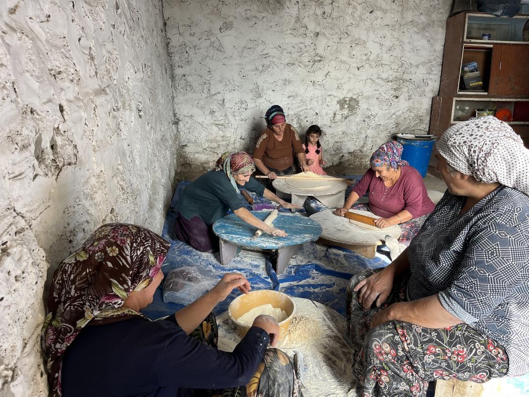 Kış hazırlıkları devam ediyor: İmece usulü erişteler hazırlanıyor... 6