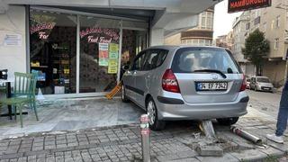 Fren yerine gaza bastı, önce yayaya ardından büfeye çarptı: 1 yaralı