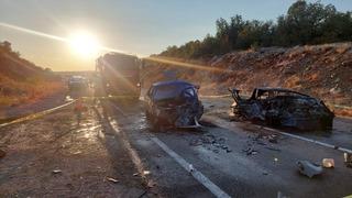 Karabük'te feci kaza! Kafa kafaya çarpışan iki otomobil alev aldı: 3 ölü, 5 yaralı