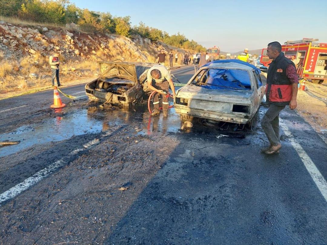 Karabük te feci kaza! Kafa kafaya çarpışan iki otomobil alev aldı: 3 ölü, 5 yaralı 1