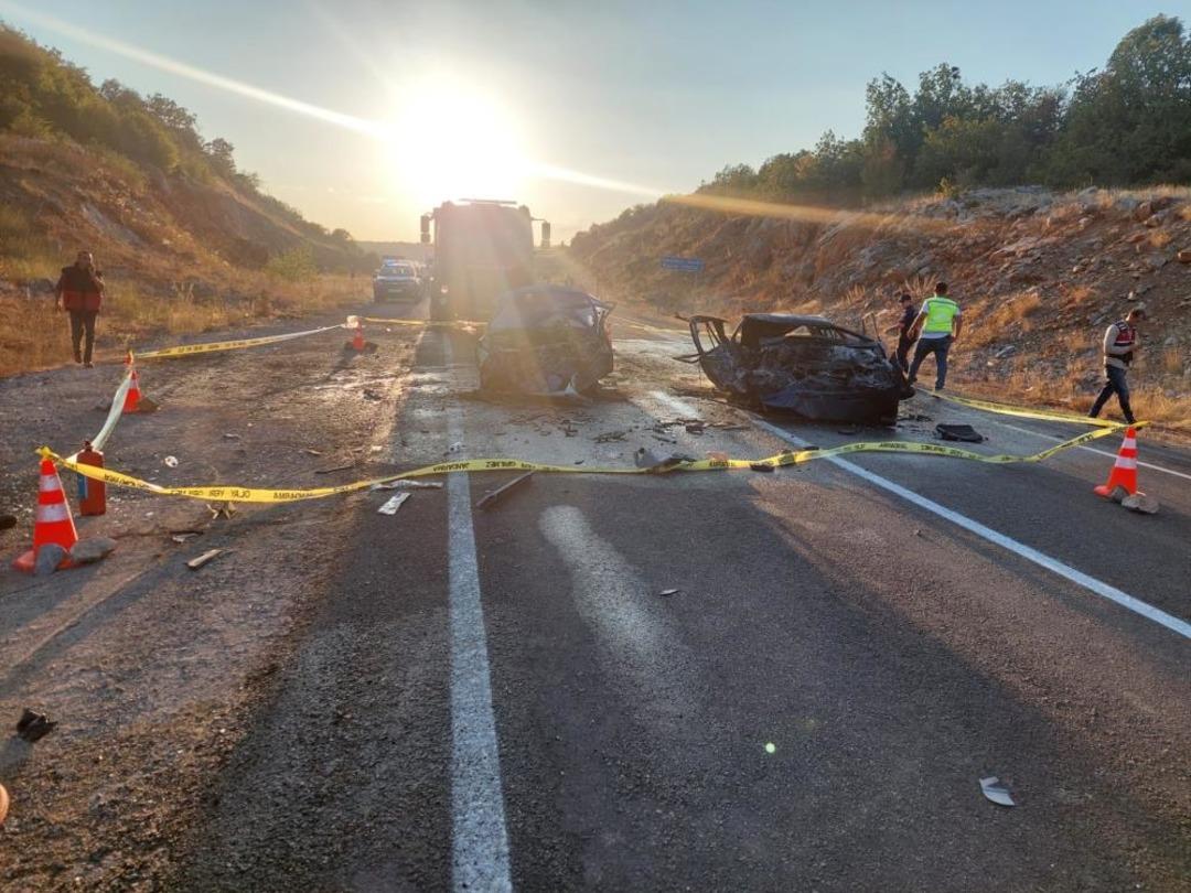 Karabük te feci kaza! Kafa kafaya çarpışan iki otomobil alev aldı: 3 ölü, 5 yaralı 2