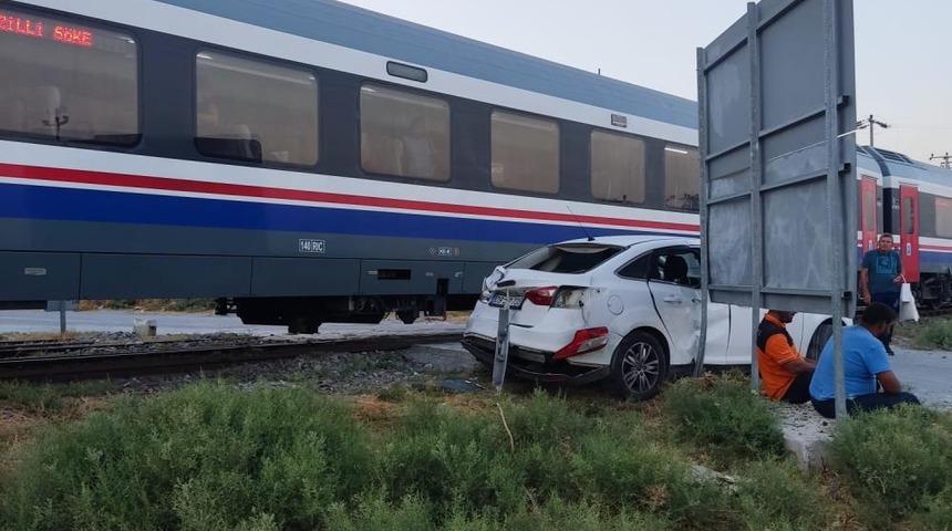 Yolcu treni otomobile çarptı: 1 yaralı