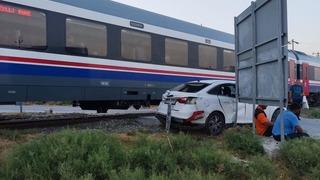 Yolcu treni otomobile çarptı: 1 yaralı