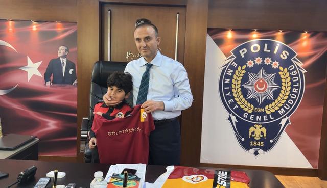 Hatay da polis ekiplerinden 9 yaşındaki çocuğa doğum günü sürprizi 4