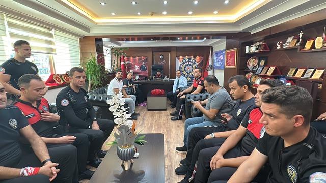 Hatay da polis ekiplerinden 9 yaşındaki çocuğa doğum günü sürprizi 3