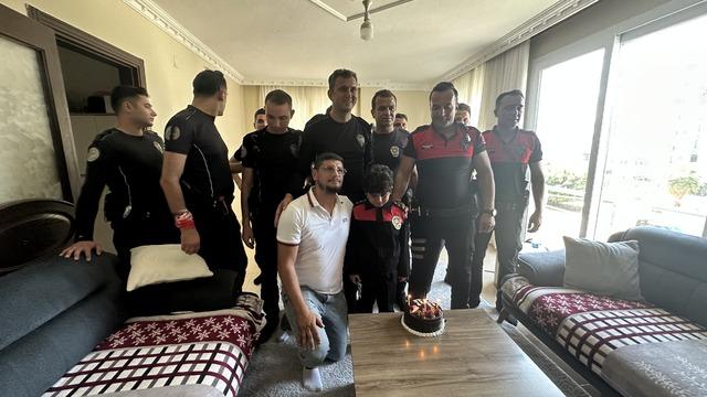 Hatay da polis ekiplerinden 9 yaşındaki çocuğa doğum günü sürprizi 2