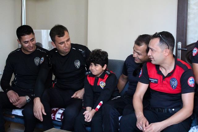 Hatay da polis ekiplerinden 9 yaşındaki çocuğa doğum günü sürprizi 1