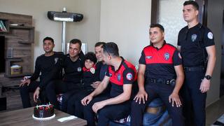 Hatay'da polis ekiplerinden 9 yaşındaki çocuğa doğum günü sürprizi