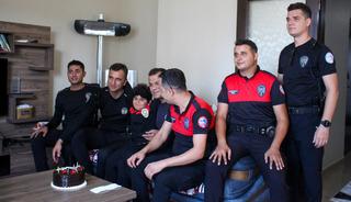 Hatay'da polis ekiplerinden 9 yaşındaki çocuğa doğum günü sürprizi